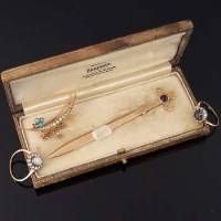 Lot 442 - 9ct page clip, crescent brooch, two rings