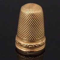 Lot 449 - Gold thimble