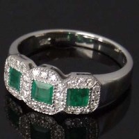 Lot 462 - 18ct white gold and emerald ring