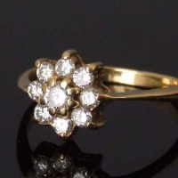 Lot 474 - 18ct gold diamond cluster ring