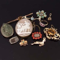 Lot 489 - Mixed group of jewellery: 18ct gold three-stone