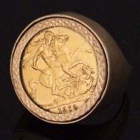 Lot 513 - Sovereign ring.