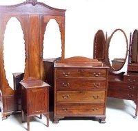 Lot 911 - Edwardian mahogany bedroom suite