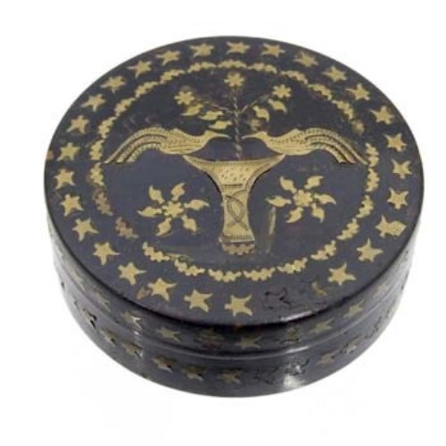 Lot 27 - George III tortoiseshell circular box with brass