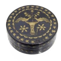 Lot 27 - George III tortoiseshell circular box with brass