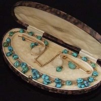 Lot 294 - Turqoiuse and gold boxed set of jewellery