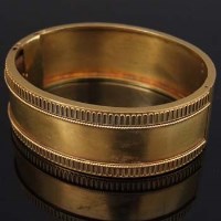 Lot 316 - Edwardian unmarked gold hinged bangle.