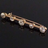 Lot 322 - Five stone diamond bar brooch.