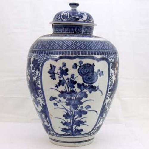Lot 89 - Japanese Arita blue and white vase