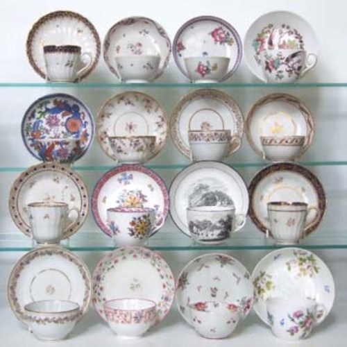 Lot 136 - Sixteen Newhall cups/teabowls and saucers.