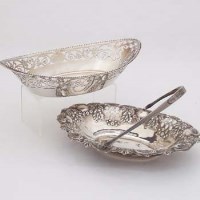 Lot 276 - Silver bon bon dish with folding handle and one