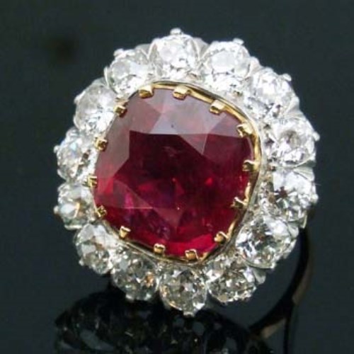 Lot 389 - Burmese ruby and diamond cluster ring