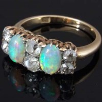 Lot 293 - Opal & Diamond Ring