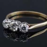 Lot 310 - Three-stone diamond ring