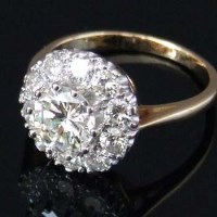Lot 324 - Diamond cluster ring