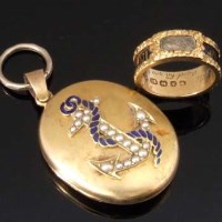 Lot 326 - 18ct Gold Victorian Memoriam Ring and a Locket (2)
