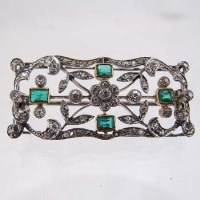 Lot 293 - Emerald and diamond plaque brooch