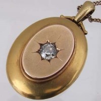 Lot 320 - Gold locket set with diamonds