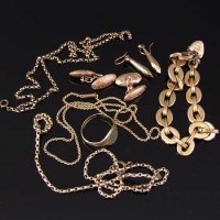 Lot 236 - Nine carat gold bracelet; pair cuff links; pair