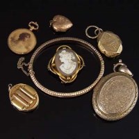 Lot 238 - Nine carat gold portrait pendant and five