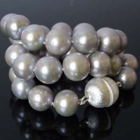 Lot 264 - Freshwater cultured grey pearl choker necklace