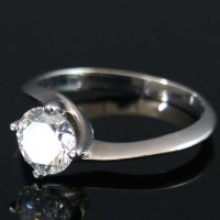 Lot 273 - Single stone diamond ring, weight: 1.00ct