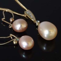 Lot 293 - Pink cultured pearl and diamond pendant on chain