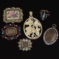 Lot 319 - Memoriam brooches and a cameo ring