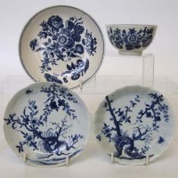 Lot 520 - Two Worcester saucers plus tea bowl and saucer.