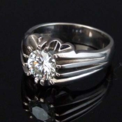 Lot 345 - Man's 18ct white  gold and diamond solitaire ring