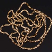 Lot 200 - 15ct gold muff chain