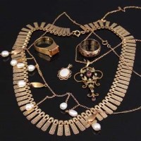 Lot 208 - 9ct gold fringe necklace, two other necklaces and