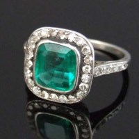 Lot 227 - Emerald and diamond cluster ring