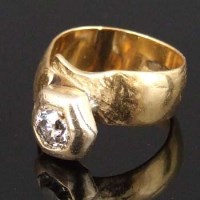 Lot 240 - Yellow gold band with an off-set diamond