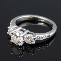 Lot 248 - Three stone diamond ring in platinum