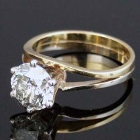 Lot 256 - Single stone diamond ring