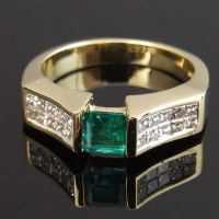 Lot 260 - Emerald and princess diamond ring, in 18ct yellow