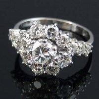 Lot 263 - 18ct white gold diamond cluster ring with a
