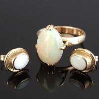 Lot 280 - 14ct gold opal ring and a pair of opal studs