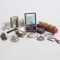 Lot 221 - Sovereign scales, sovereign and vesta cases