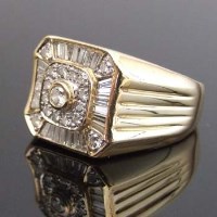 Lot 311 - 18ct gold and diamond ring