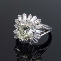 Lot 316 - Platinum and diamond cluster ring, 2.7ct