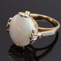 Lot 364 - Opal ring in yellow gold
