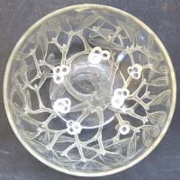 Lot 512 - Lalique mistletoe bowl Gui pattern