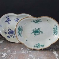 Lot 618 - Two Worcester kidney shaped dishes circa 1775