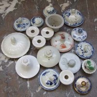 Lot 655 - Thirteen English porcelain lids   six by