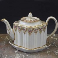 Lot 916 - Newhall teapot and stand circa 1790   painted