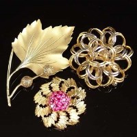 Lot 248 - Three 18ct gold brooches