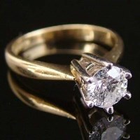 Lot 249 - Single stone diamond ring