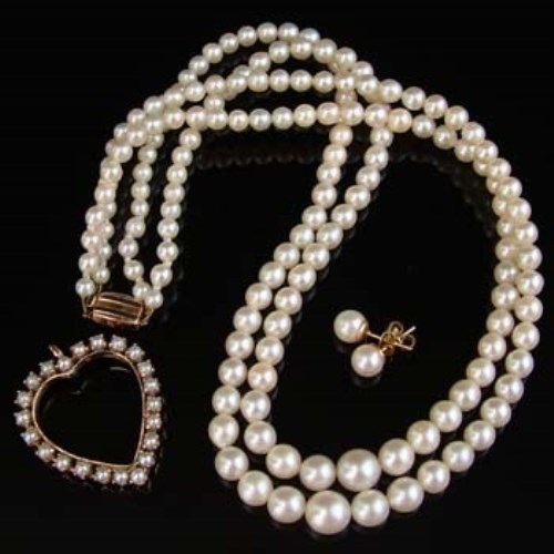 Lot 266 Two strings of cultured pearls, a gold
